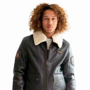Blouson aviateur vintage en cuir véritable pour homme avec col en fourrure de mouton amovible et patchs brodés - Product Image 5