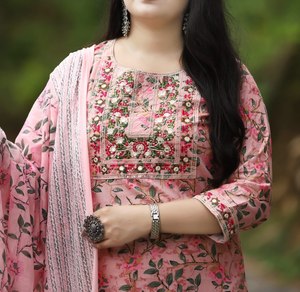 Conjunto de Kurta y Patiala con Estampado Floral para Mujer con Dupatta – Elegante Conjunto Étnico de Algodón para Mujer - Product Image 3