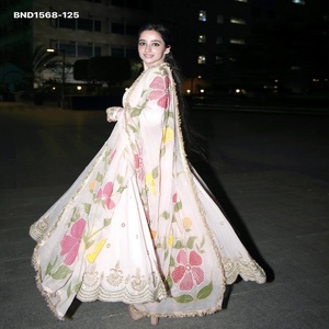Magnifique robe longue évasée en faux georgette avec broderies de sequins, pantalon et dupatta lourd – Fournisseur indien - Product Image 1