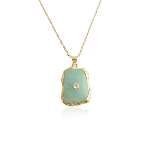 Colgante de piedra semipreciosa, amazonita natural con incrustaciones de circonita cúbica, textura metálica, marco de metal, collar llamativo chapado en oro. - Product Image 2