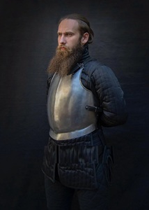 Armadura de Caballero Medieval Moderna Hecha a Mano con Placa de Pecho de Acero Grabada para Recreación Histórica, Cosplay y Exhibición Escénica para Adultos - Product Image 3