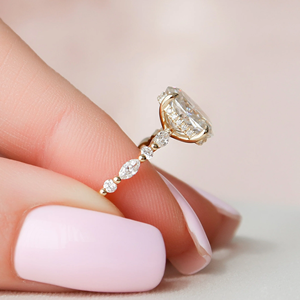 Bague Riches of the East avec diamant taille ovale, or massif 18 carats, sertissage à griffes, bijoux fins romantiques pour femme - Product Image 3