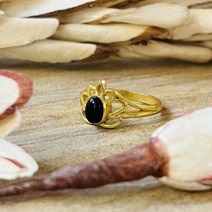 Bague en Onyx Noir au Design Tendance, Bijou Minimaliste en Laiton pour Femme, Plaqué Or 18 carats, Bague Solitaire à Design Massif, Vente en Gros/OEM/ODM - Product Image 3