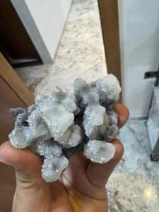 Calcedonia Negra y Gris de Alta Calidad con Stilbite |   Espécimen de Cristal de Colección Premium - Product Image 2