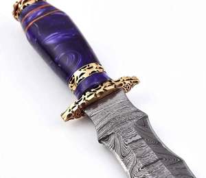 Outil utilitaire extérieur artisanal en acier Damas sur mesure, avec garde sculptée en laiton ornemental et manche en résine nacrée violette - Product Image 4