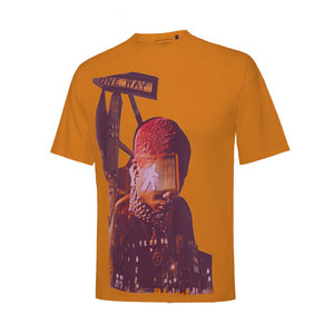 เสื้อยืดแขนสั้นสีส้มสำหรับผู้ชาย พิมพ์ลายสไตล์สตรีท คอกลม ทรงปกติ พิมพ์ลายดิจิทัลด้านหน้า ดีไซน์ดาวดาเซ็น ผ้าฝ้าย - Product Image 1