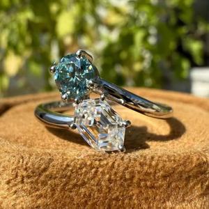 Elegant and modern <b>two</b>-<b>stone</b> (Toi et Moi) engagement <b>ring</b> - Product Image 2