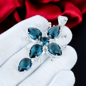 Colgante de Cruz con Gema Indicolita, Plata de Ley 925, Joyería Artesanal Hecha a Mano, Engaste en Bisel, Azul Verde, Regalo Bohemio para Mujer - Product Image 1