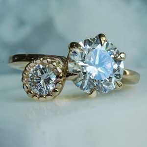 Anillo Toi et Moi con Diamante Redondo de Moissanita Estilo Flor para Mujer, Plata 925 Original con Baño de Oro, Regalo de Promesa para Enamorados - Product Image 1