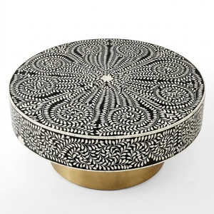 Mesa de centro redonda con incrustaciones de hueso, hecha a mano, con patrón floral en blanco y negro y base de pedestal de latón para decoración del hogar. - Product Image 1