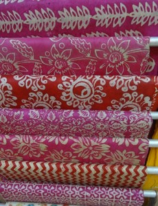 Papel de Regalo Navideño con Diseño Floral y Detalles Metalizados, Hecho a Mano, para Decoración - Product Image 5
