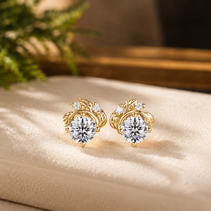 Boucles d'oreilles clous de fiançailles en or jaune vermeil 18 carats avec moissanite taille brillant rond et motif feuille florale pour femme - Product Image 1