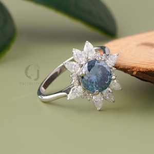 Bague en Moissanite Grise Foncée 2ctw Coupe Portugaise, Style Vintage Flocon de Neige Halo, Or Jaune, Cadeau d'Anniversaire, Fiançailles, Mariage - Product Image 1