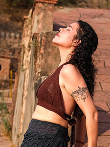 Top corto de ganchillo con cuello halter, estilo bohemio, para verano, festival, bralette hecho a mano, top corto de punto de algodón morado, top hippie sin espalda para mujer - Product Image 6