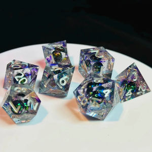 Jeu de dés en résine prêts à l'emploi, échantillon personnalisé de dés polyédriques en résine pour nouveaux jeux de société, fabricant d'accessoires de jeu en gros - Product Image 1