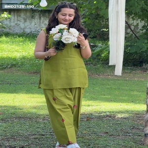 Traje de diseñador Mal Chanderi de algodón con bordado de fresa, sin mangas y de longitud corta - Farshi Salwar-Dupatta para mujer - Product Image 1