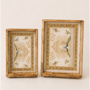 Ensemble de 2 plateaux de service en bois faits à la main, art traditionnel Pichwai Paon et gravure dorée, finition émail pour la décoration intérieure - Product Image 1