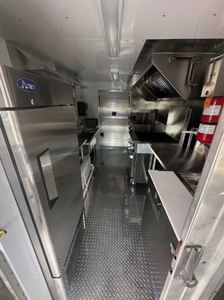 Camion de restauration d'occasion en excellent état avec cuisine neuve à vendre à prix réduit - Product Image 4