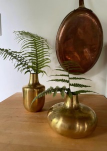 Vase vintage en laiton avec plante de fougère pour la décoration intérieure - Product Image 1