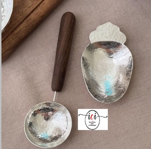 Plateau de service rond en métal poli de luxe moderne avec support en bois, écologique, pour les occasions de mariage - Product Image 6
