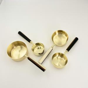 Tasses et cuillères à mesurer en acier inoxydable de qualité supérieure, écologiques, dorées avec manche en résine noire et blanche, compatibles lave-vaisselle - Product Image 4
