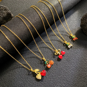 Collar con colgante de cereza unisex con incrustaciones de circonita, chapado en oro y cadena de cable en estilo sencillo - Product Image 1