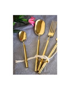 Ensemble de couverts en métal brillant, conçu pour une utilisation durable, avec un aspect raffiné et une expérience culinaire confortable. - Product Image 1