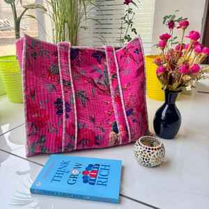 Hermosa Bolsa Tote Reversible Premium, Popular Bolsa Tote Acolchada de Terciopelo con Estampado Ikat Indio, Bolsa de Mercado Hippie - Product Image 4