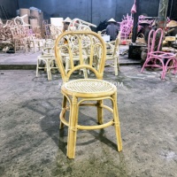 Chaise en rotin artisanale pour enfants, idéale pour la location lors d'anniversaires, mariages, événements et comme siège pour enfants.