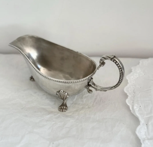 Soupière en laiton plaqué argent, style occidental, pour sauces, jus et sauces à steak, avec bord en forme de coquille et pieds en métal - Product Image 1