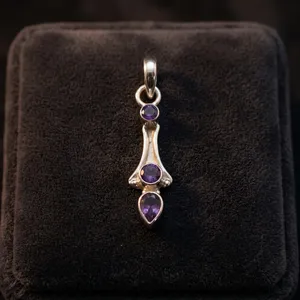 Colgante de Amatista con Tres Piedras en Plata de Ley 925 Pura para una Curación Tranquila, Diseño Minimalista, Uso Diario Unisex - Product Image 4