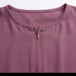 Abayas al por mayor para Eid: Elegante túnica musulmana de poliéster sedoso ligero con cuentas, estilo mariposa islámico hasta el tobillo. - Product Image 4