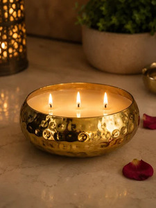 Support de bougie chauffe-plat Urli en métal doré martelé fait main avec couvercle, création artistique universelle à triple mèche pour la décoration intérieure et la table festive - Product Image 1
