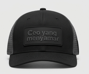 Gorra Trucker Negra de Malla con Logotipo de Goma en Relieve en el Panel Frontal, Unisex, Ajustable, de Seis Paneles, Estilo Casual - Product Image 1