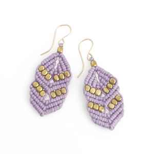 Pendientes Colgantes de Macramé con Lavanda, Hechos a Mano, Estilo Boho, con Hojas Anudadas y Cuentas Doradas, Joyería Vintage para Fiesta, Regalo para Mujer - Product Image 1