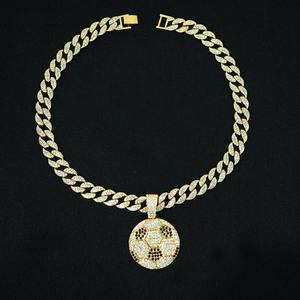 Venta al por mayor de collar con colgante de cadena cubana brillante con diamantes para hombre, chapado en oro, aleación de zinc, estilo hip hop - Product Image 6