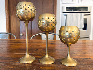 Ensemble de trois bougeoirs marocains vintage en laiton, porte-bougies décoratifs, support à bougies traditionnel marocain pour la décoration de la maison - Product Image 3