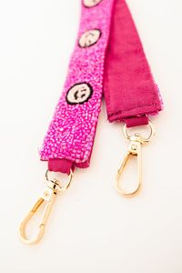 Correa de diseñador con cuentas rosas y motivos únicos para el hombro - Product Image 1