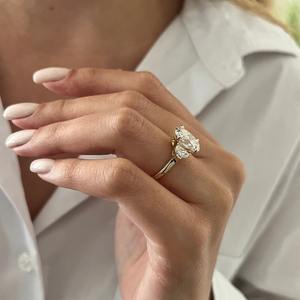 Bague de fiançailles à trois pierres en diamant ovale de 3 carats cultivé en laboratoire, diamants demi-lune, or 14 carats, certifiée IGI - Product Image 5