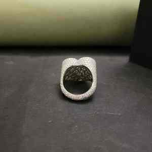 Anillo de Diamantes de Lujo con Halo de Corazón y Corte Baguette - Product Image 3