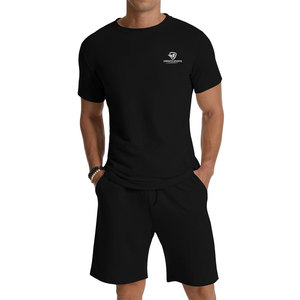 Conjunto de pantalones cortos y camiseta para hombre de corte moderno, estilo elegante, transpirable y cómodo. - Product Image 1