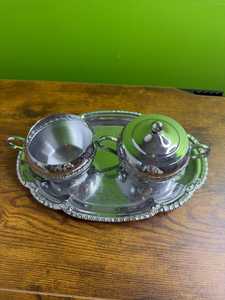 Ensemble sucrier et crémier vintage Irvinware en métal avec couvercle et plateau - Product Image 1