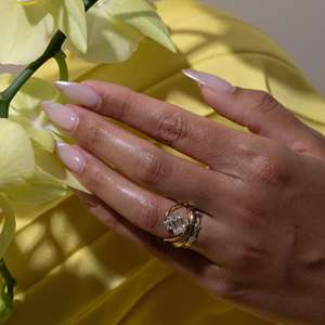 Anillo de Compromiso de Plata de Ley 925 con Moissanita de Corte Esmeralda y Tres Piedras en Engaste de Media Montura, de Moda, para Fiesta, Boda o Aniversario - Product Image 2