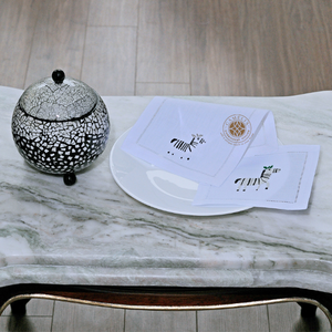 Élégante serviette de cocktail Pop Art avec broderie d'oiseau vert, alliant l'art ludique et un style de table raffiné. - Product Image 1