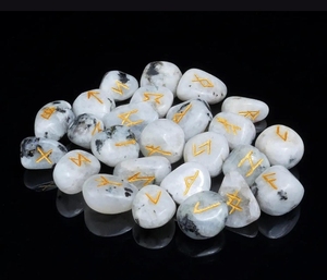 Ensemble de runes en pierres de lune arc-en-ciel gravées, runes vikings, outil d'autel de sorcellerie, cadeau païen - Product Image 5