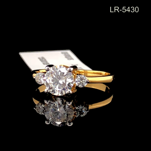 แหวนเพชรแล็บโกรว์ 3.20 กะรัต ทองคำขาว 14K ประดับเพชรสามเม็ด แหวนหมั้น ได้รับการรับรองจาก IGI ชุบโรเดียม ทรงโซลิแทร์ คลาสสิก สวยงาม - Product Image 3