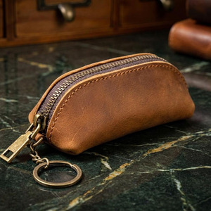 Portefeuille porte-clés RFID en cuir de luxe de haute qualité, conçu pour des voyages sécurisés et une commodité quotidienne, en vente. - Product Image 1