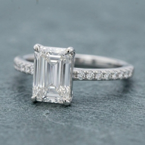 Anillo de compromiso con diamante solitario de corte esmeralda cultivado en laboratorio y diamantes pavé de corte redondo en oro blanco de 10k, 14k, 18k - Product Image 4