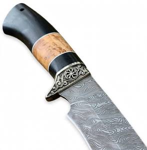 Herramienta utilitaria personalizada de alta resistencia con hoja fija de acero de Damasco, mango de madera de Burl segmentado y bolster de fundición ornamentada. - Product Image 5