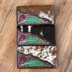 Étui pour téléphone sculpté à la main en cuir de créateur Portefeuille élégant en cuir de fourrure de vachette Multi Uses Collection élégante de portefeuilles - Product Image 3